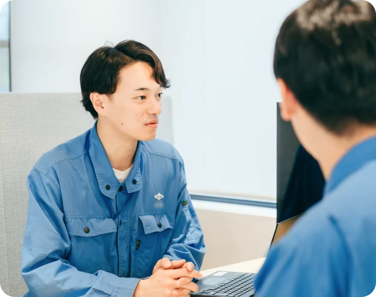 参加公司内部会议的男性员工
