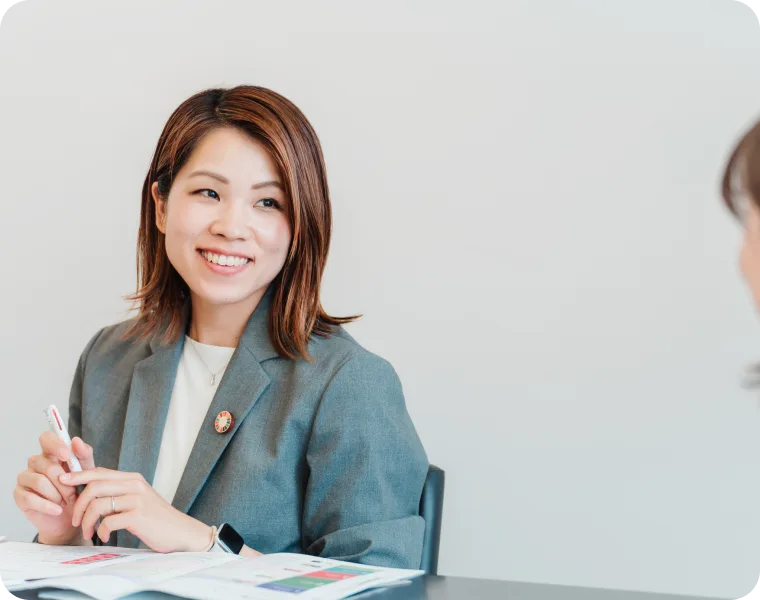 参加公司内部会议的女性员工