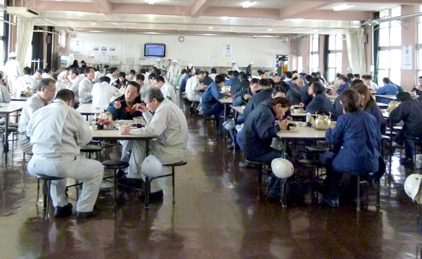 昼食時の食堂風景